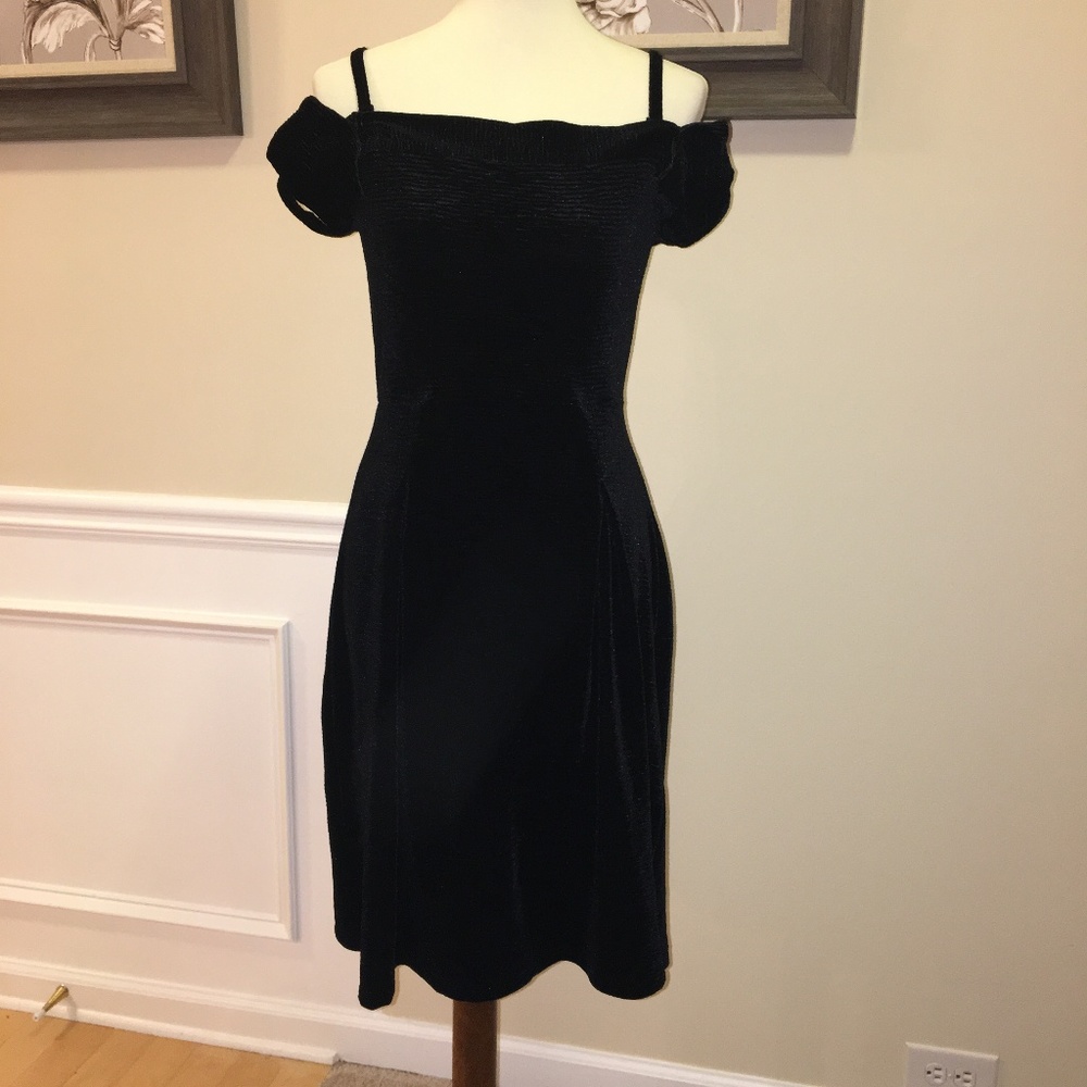 NWT ROMEO & JULIET BLACK VELVET DRESS SZ M